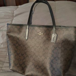 COACH City Tote In Signature Canvas